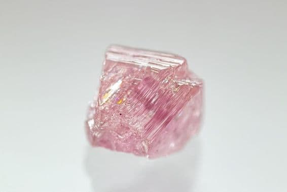 Hranolový, neopracovaný ružový diamant s vzácnou farbou.