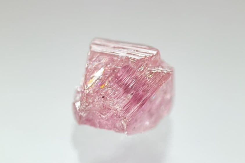 Hranolový, neopracovaný ružový diamant s vzácnou farbou.
