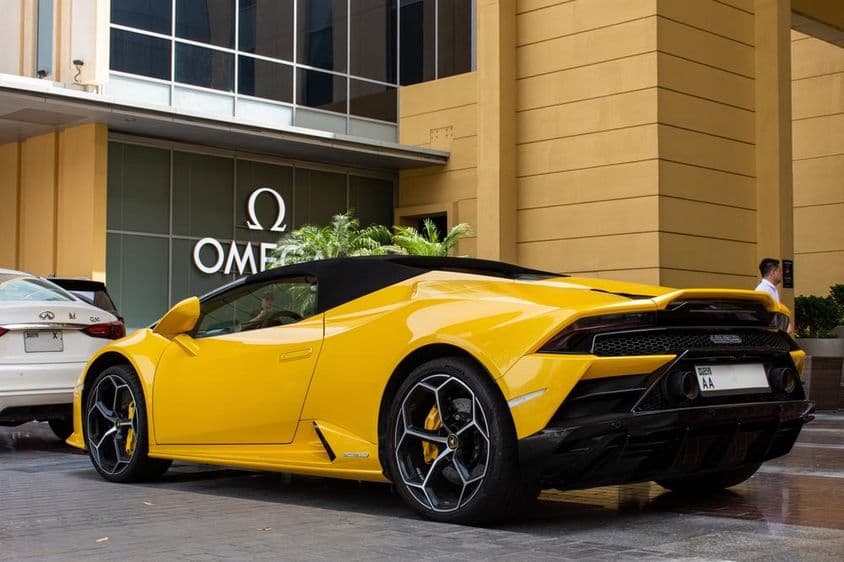 Žlté Lamborghini Huracán EVO Spyder zaparkované pri Dubai Mall.