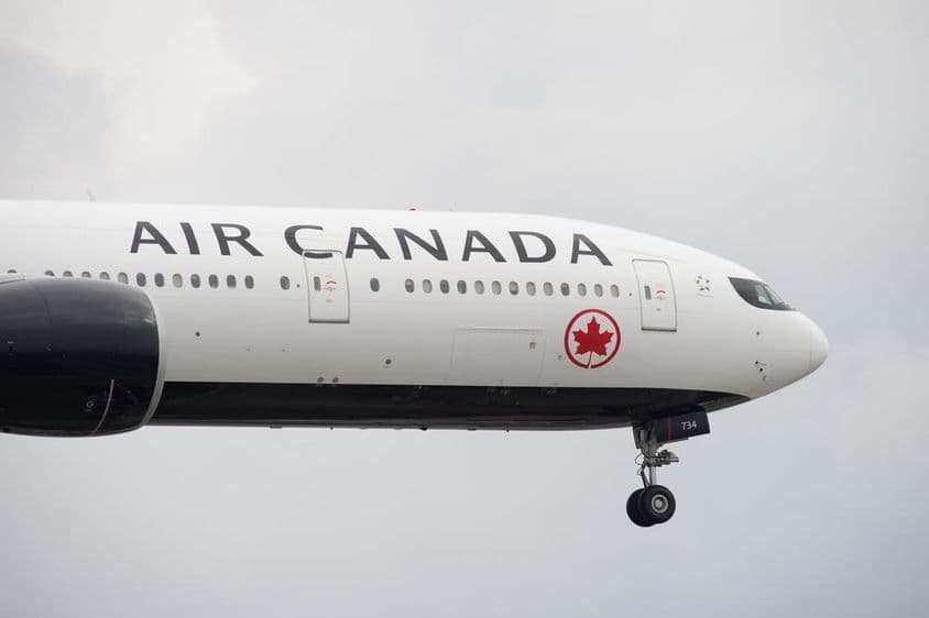 Boeing 777 Air Canada pristáva na medzinárodnom letisku Toronto Pearson.