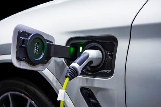 Napájací kábel pripojený k elektrickému vozidlu.