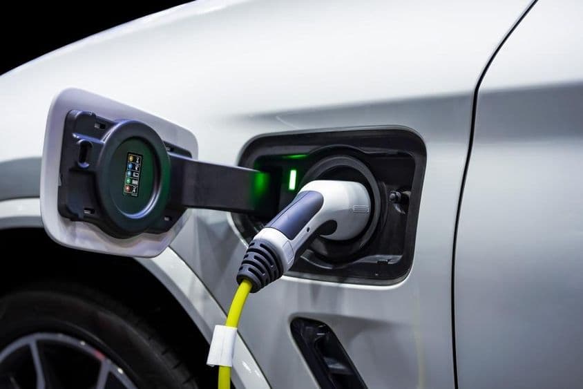 Napájací kábel pripojený k elektrickému vozidlu.