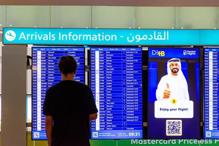 Tabuľa príletov na medzinárodnom letisku v Dubaji.