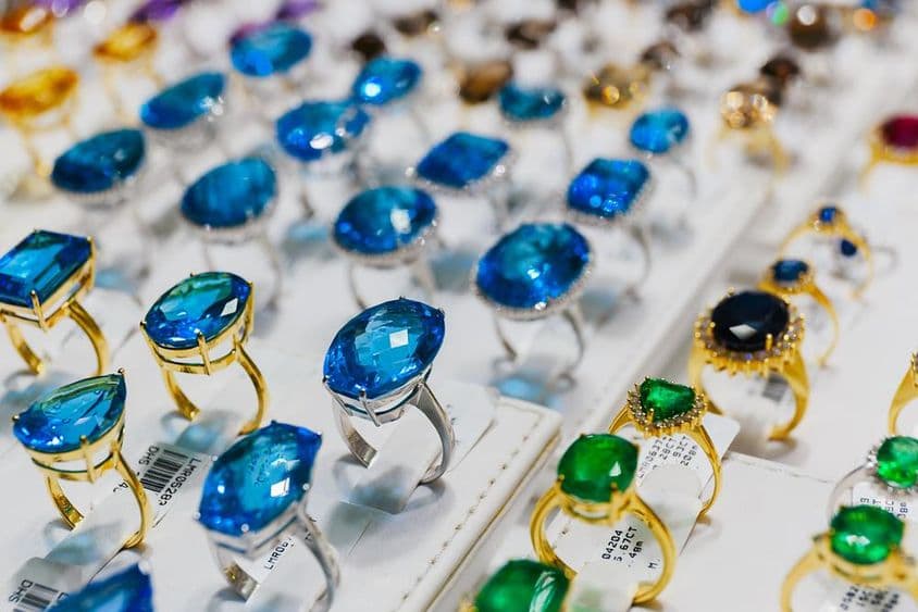 Prstene ozdobené drahokamami na dubajskom zlatom trhu.