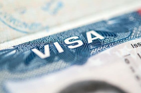 USA vízum opečiatkované na strane pasu.