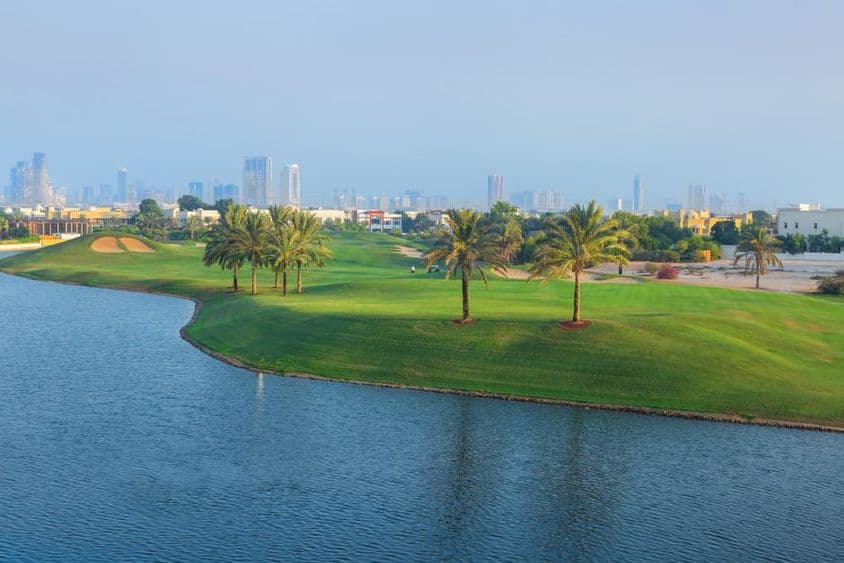 Panoramatický výhľad na golfové ihrisko v Emirates Hills, Dubaj.