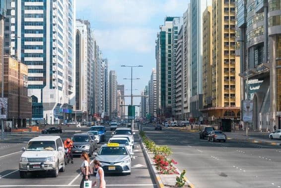 Moderná, geometricky navrhnutá ulica v Abu Dhabi.
