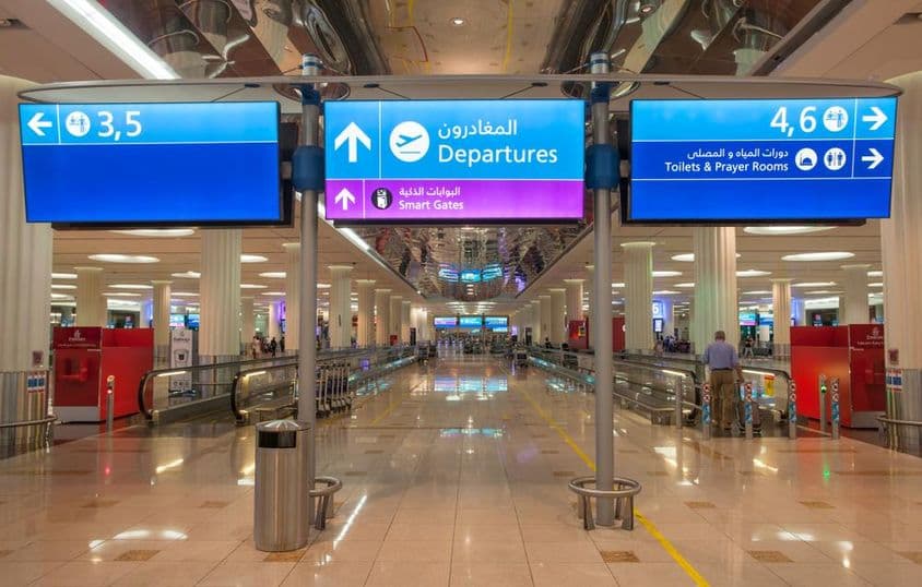 odletové značenie na Medzinárodnom letisku v Dubaji.