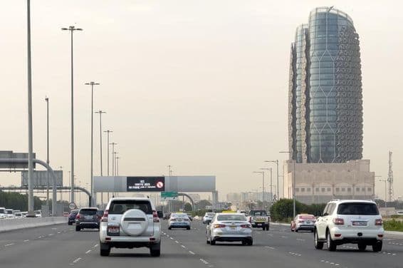 Ruchulá ulica Al Salam v Abu Dhabi s dopravou.