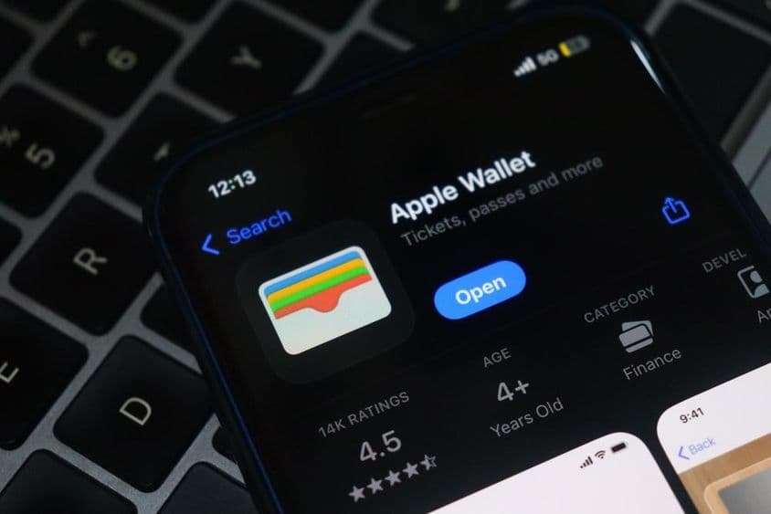 Apple Wallet na obrazovke iPhonu.