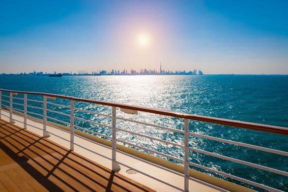 Pohľad na panorámu Dubaja z výletnej lode.