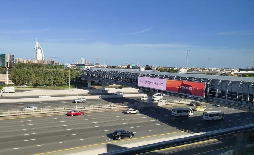 Dubajská cesta, veľký vonkajší billboard pri ceste.