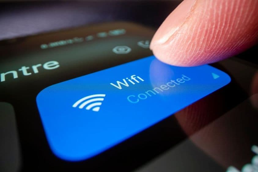 Detailný záber smartfónu pripájajúceho sa na Wi-Fi.