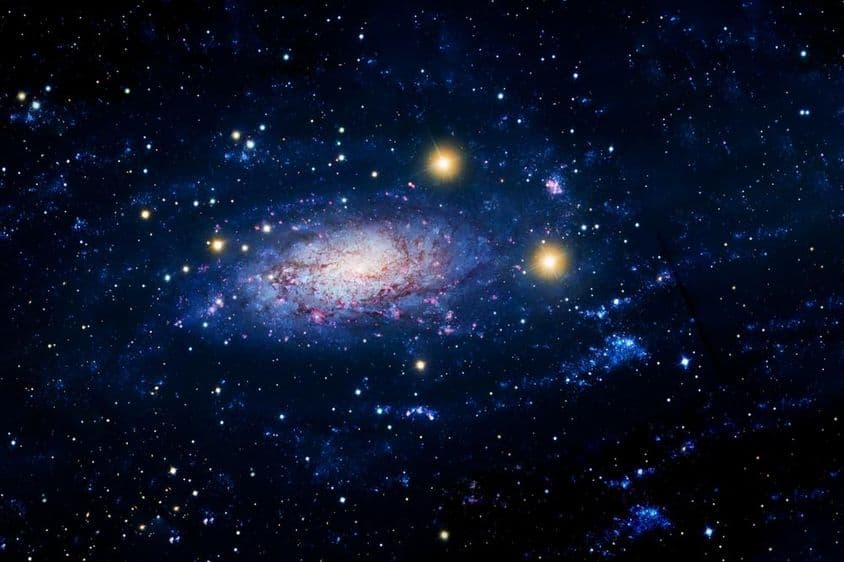 Modrá galaxia na oblohe.