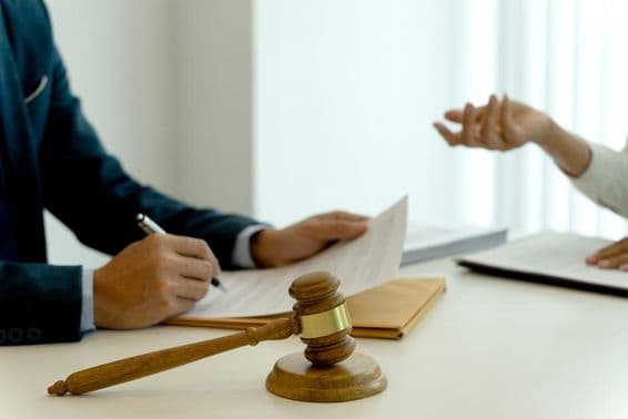 V právnej kancelárii sú pripravené právne dokumenty pre spoločnosť.