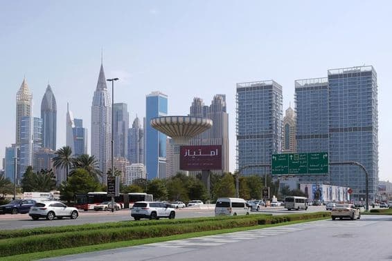 Panoráma mrakodrapov Dubaja viditeľná z cesty.