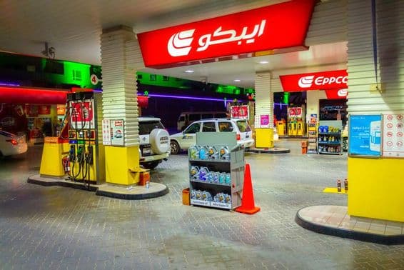 Eppco City čerpacia stanica v Dubaji v noci.