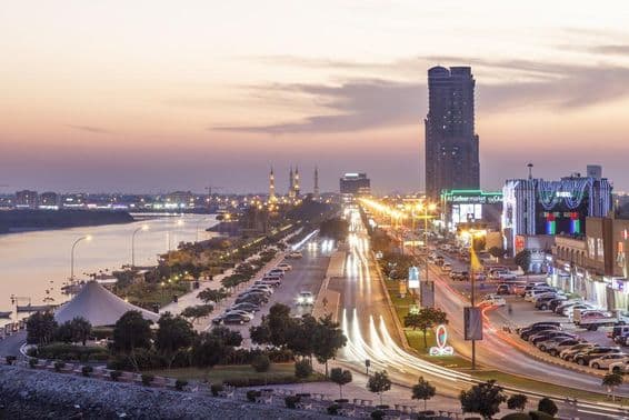 Ras al Khaimah zátoka a nábrežie osvetlené v noci.