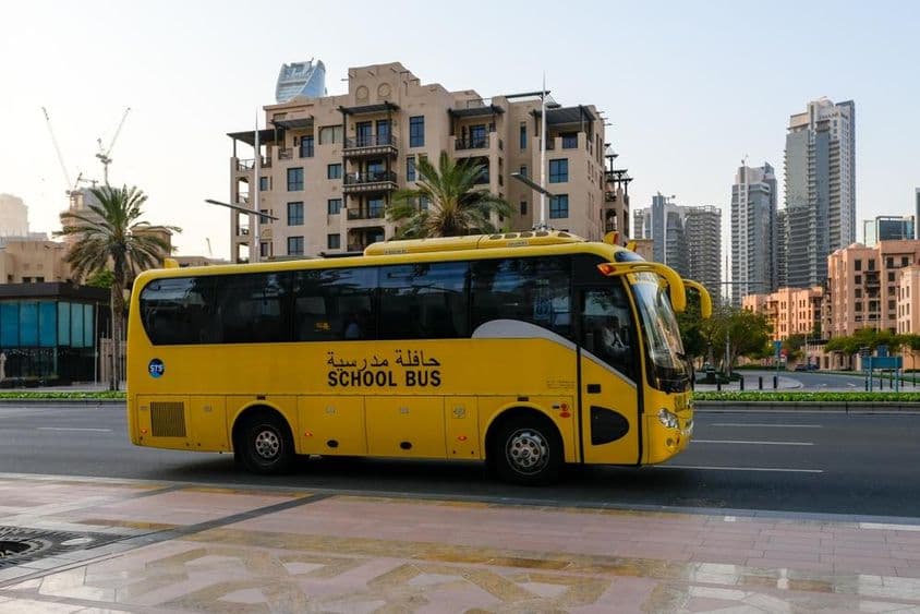 Školský autobus v Dubaji v centre mesta.