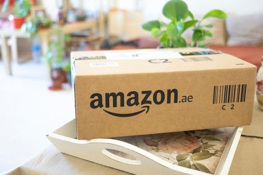 Kartónová krabica objednaná prostredníctvom online doručovania domov od Amazonu na stole.