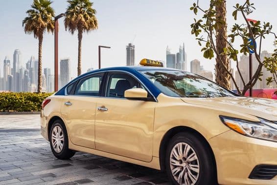 Taxi jazdiace ulicou v Dubaji.