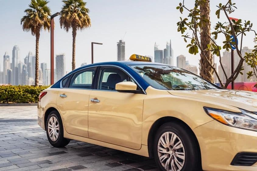 Taxi jazdiace ulicou v Dubaji.