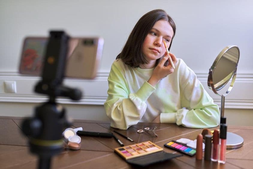 Tínedžerka, beauty blogerka natáča video pre blogový kanál.