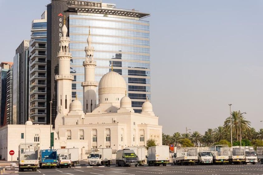 Parkovanie pred mešitou Al Yaqub v Dubaji.