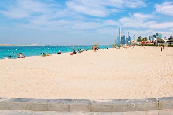 Široká, piesočná pláž Corniche pri Arabskom zálive.