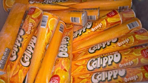 Paličky Calippo zmrzliny v mrazničke v Dubaji.