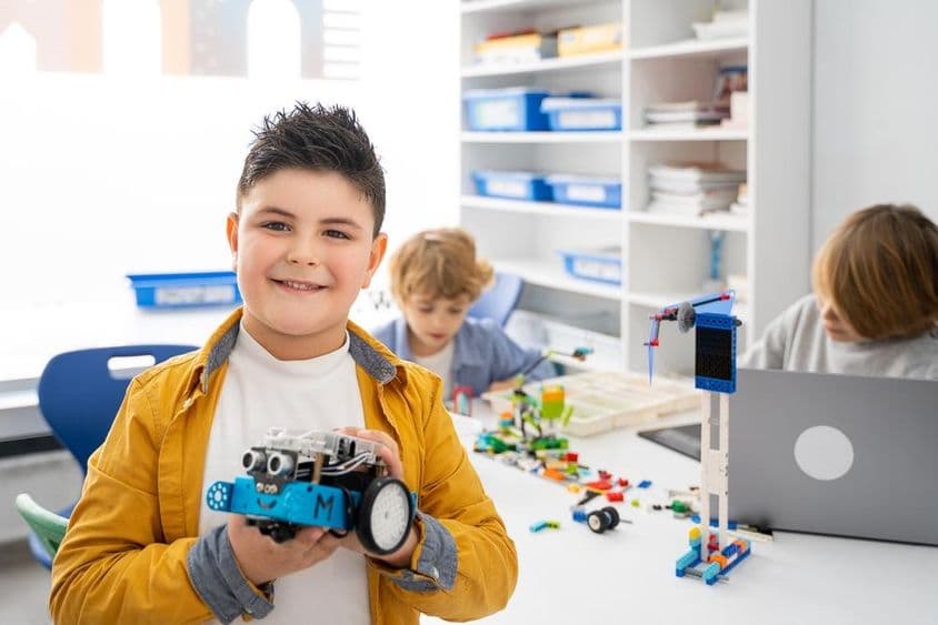 Deti stavajú a programujú robota.