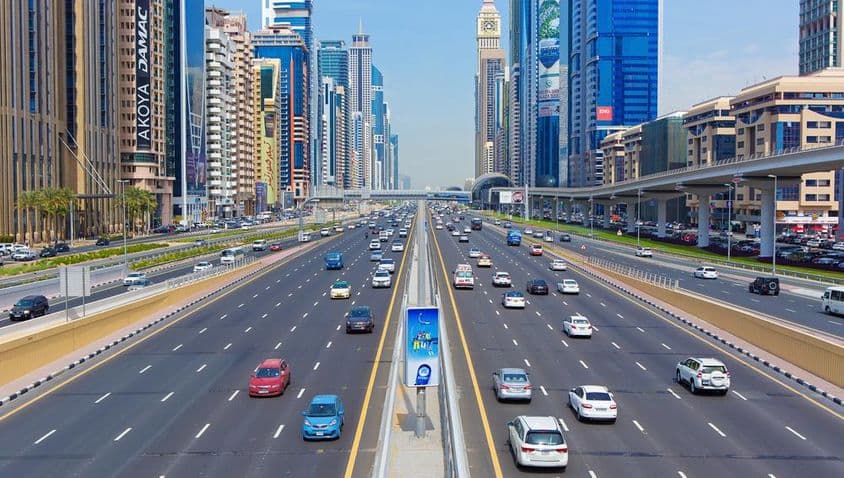 Rušná Sheikh Zayed Road v Dubaji.