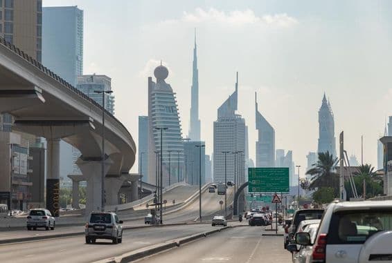 Ulica Sheikh Khalifa Bin Zayed, pohľad na mrakodrapy v obchodnej časti.
