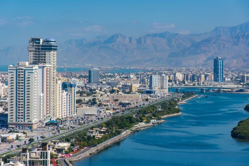 Ras al Khaimah severne od Dubaja, s pohľadom na mesto a Jebal Jais.