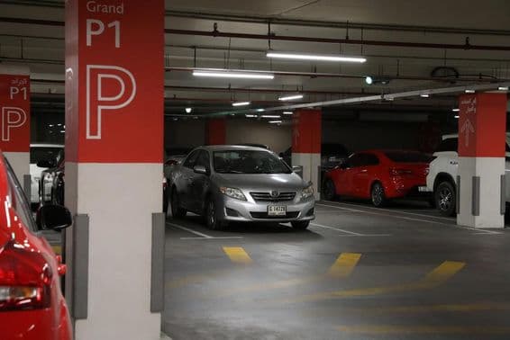 Moderná dubajská podzemná garáž s rôznymi autami.