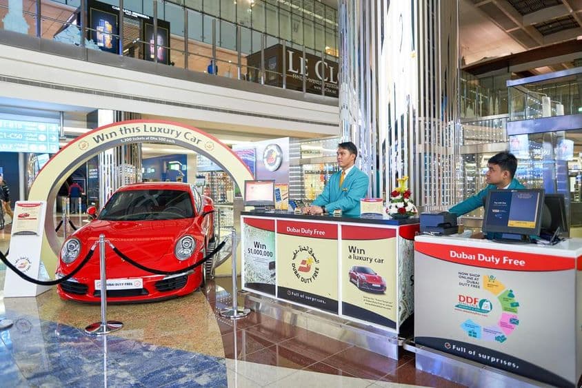 Výherné auto vo vnútri dubajského medzinárodného letiska.