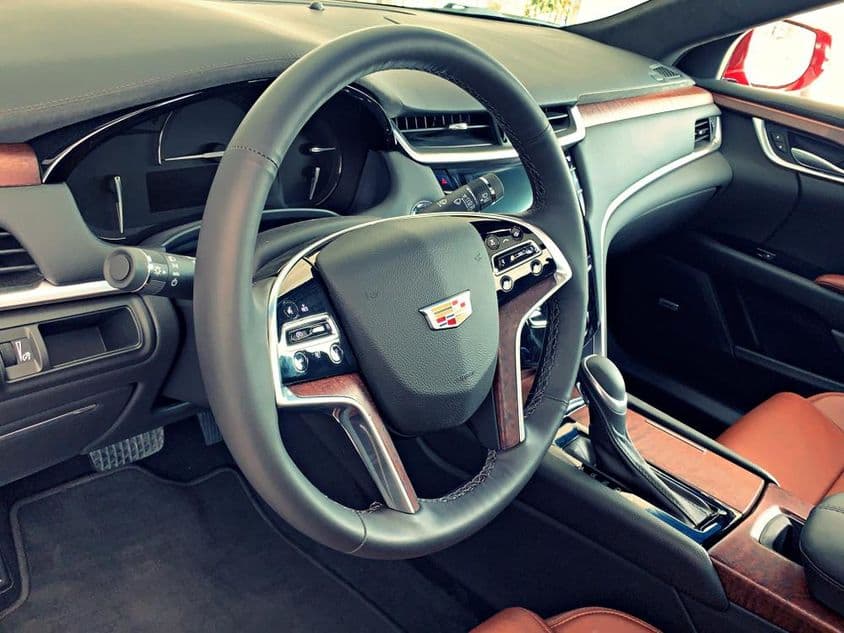 Pozoruhodne elegantný interiér auta Cadillac.