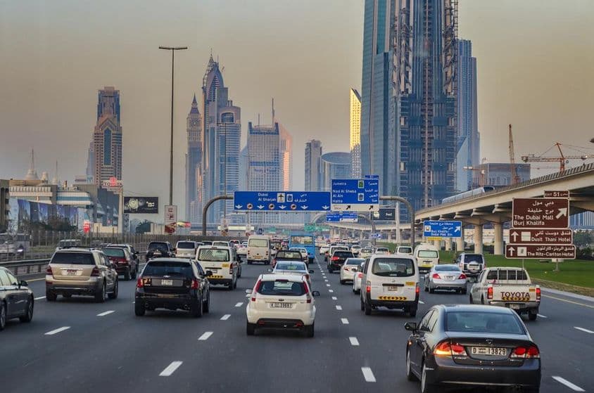 Dopravná zápcha na ceste Sheikh Zayed v Dubaji.