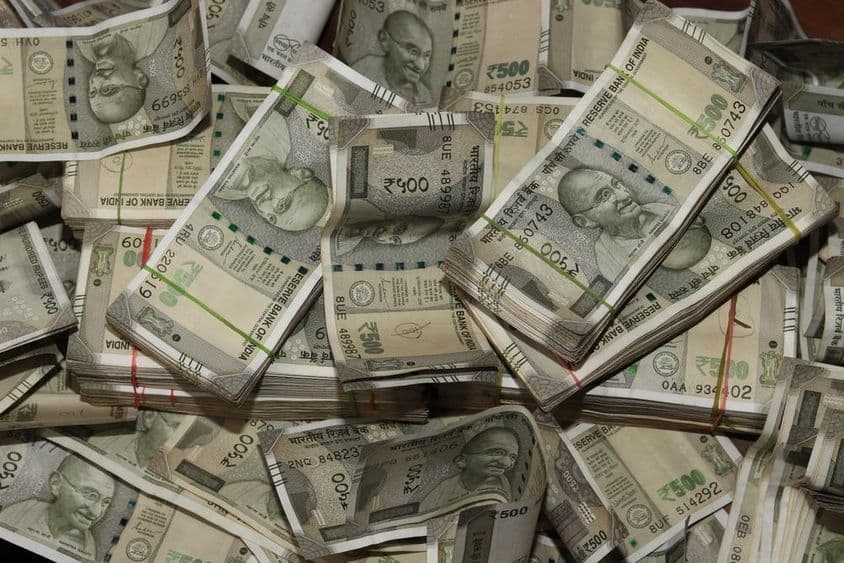 Hromady indickej meny, 500 rupiové bankovky.