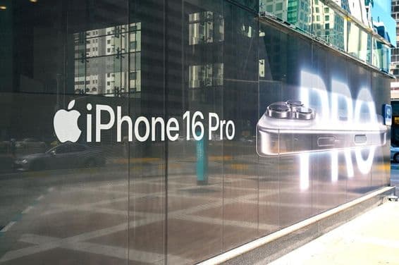iPhone 16 PRO vo výklade obchodu.