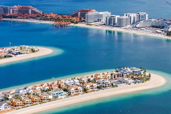 Dubajské luxusné vily na umelom ostrove Palm Jumeirah.