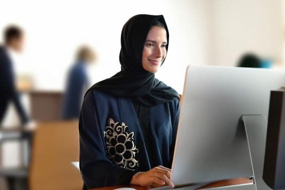 Arabský učiteľ v škole nosiaci abaju a hidžáb.