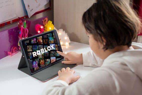 Mladé dievča hrá hru Roblox.