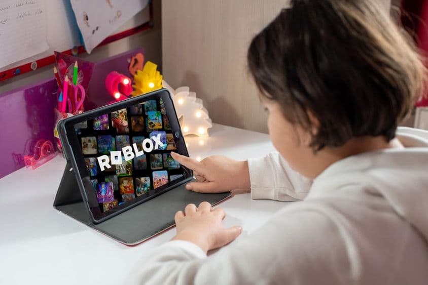 Mladé dievča hrá hru Roblox.