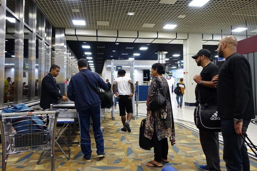 Cestujúci prechádzajú bezpečnostnými kontrolami na Medzinárodnom letisku v Dubaji.