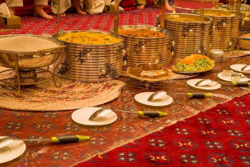 Pohľad na zlatý banketový stôl pripravený pre hostí v Dubaji.