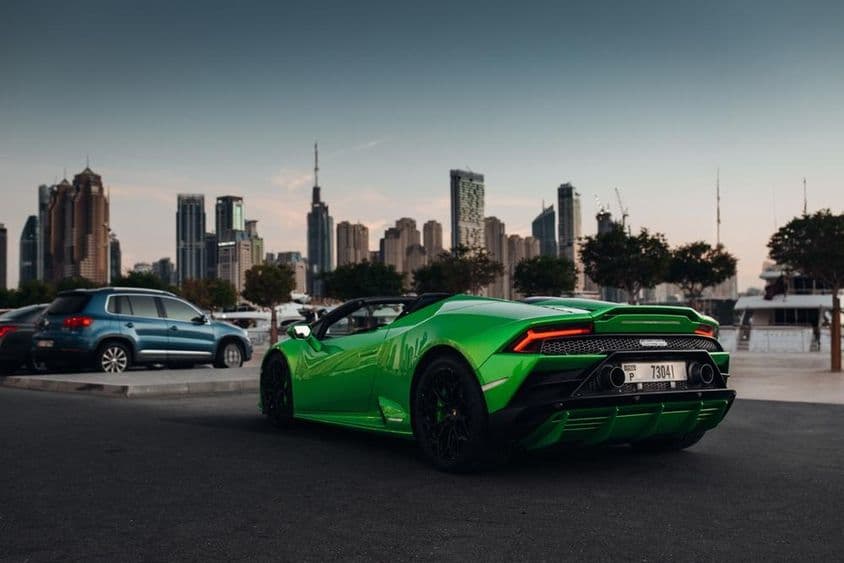 Lamborghini Huracan Spyder na parkovisku v prístave.