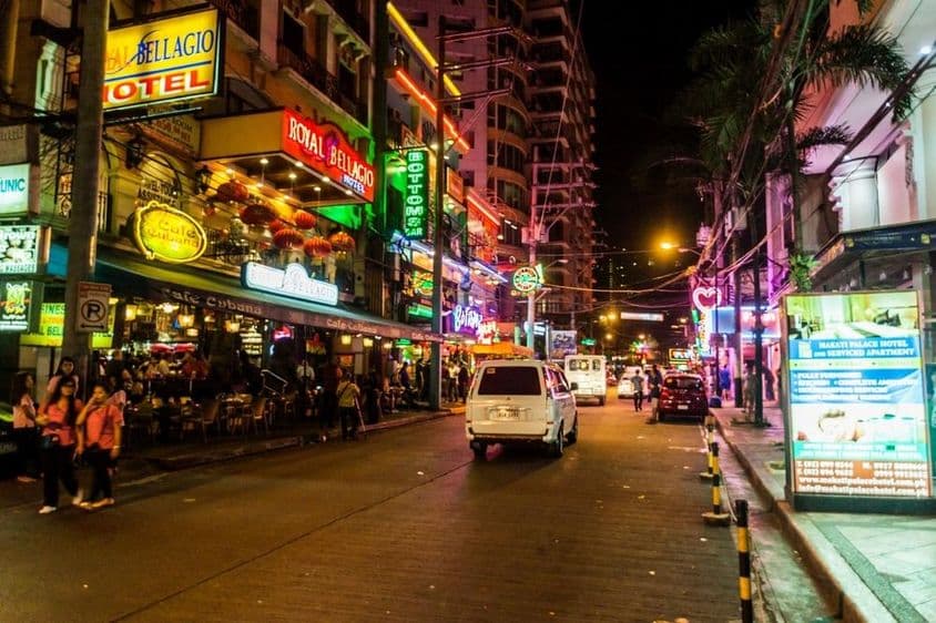 Ulica Burgos v meste Makati, Manila, Filipíny.