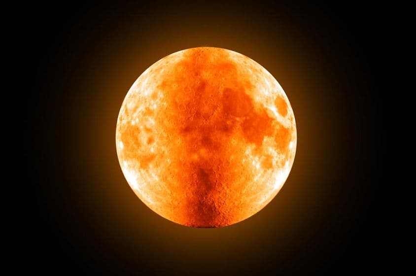 Červený úplný Mesiac na oblohe.