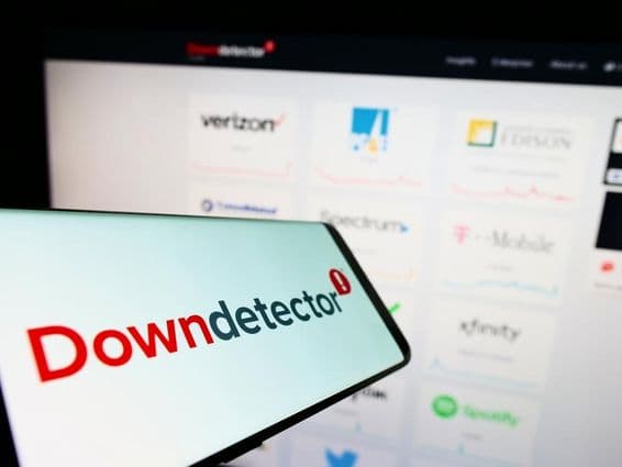Obrazovka pred webovou stránkou s platformou Downdetector online.